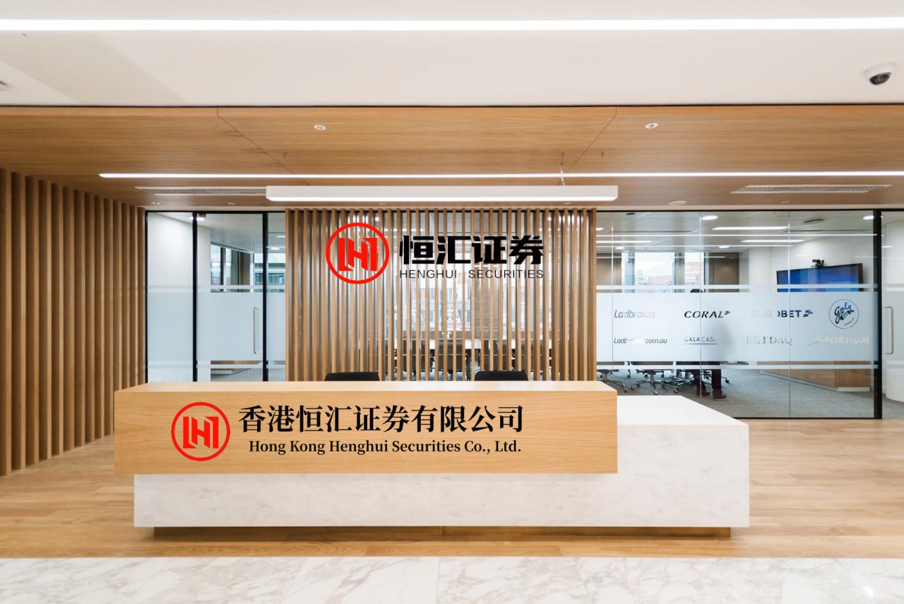 有富策略官网 63岁关之琳和70岁吕良伟豪宅聚会。63岁关之琳的穿搭思路学起来，红色喇叭裤美出新高度